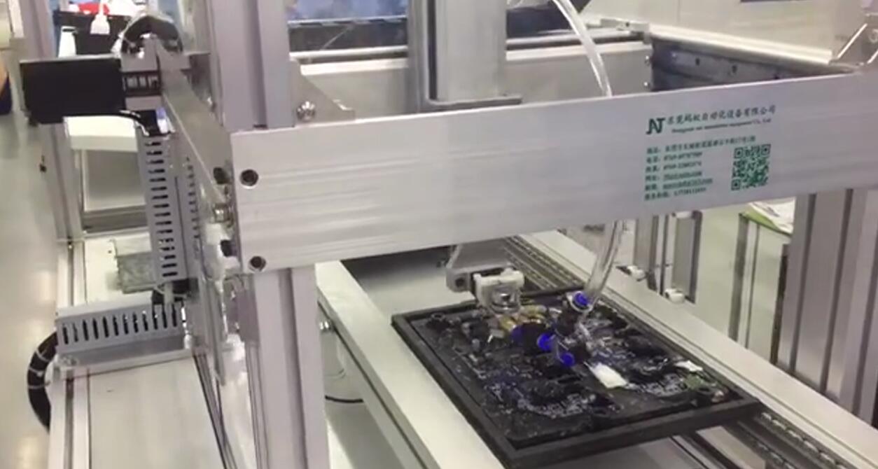 在线自动喷三防漆02.jpg
